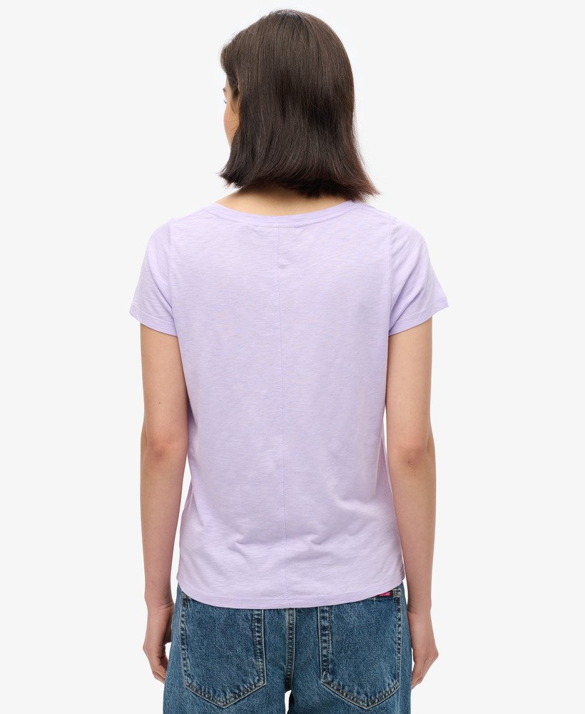 camiseta studios com decote redondo na cor lilás claro.