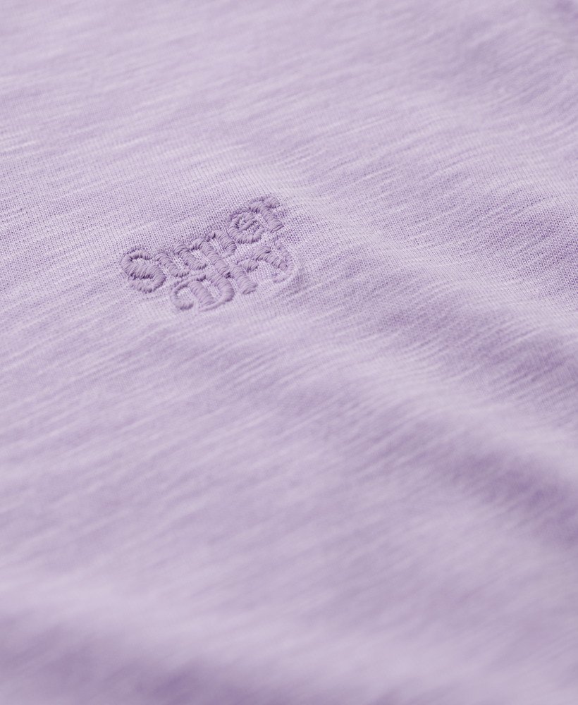 camiseta studios com decote redondo na cor lilás claro.