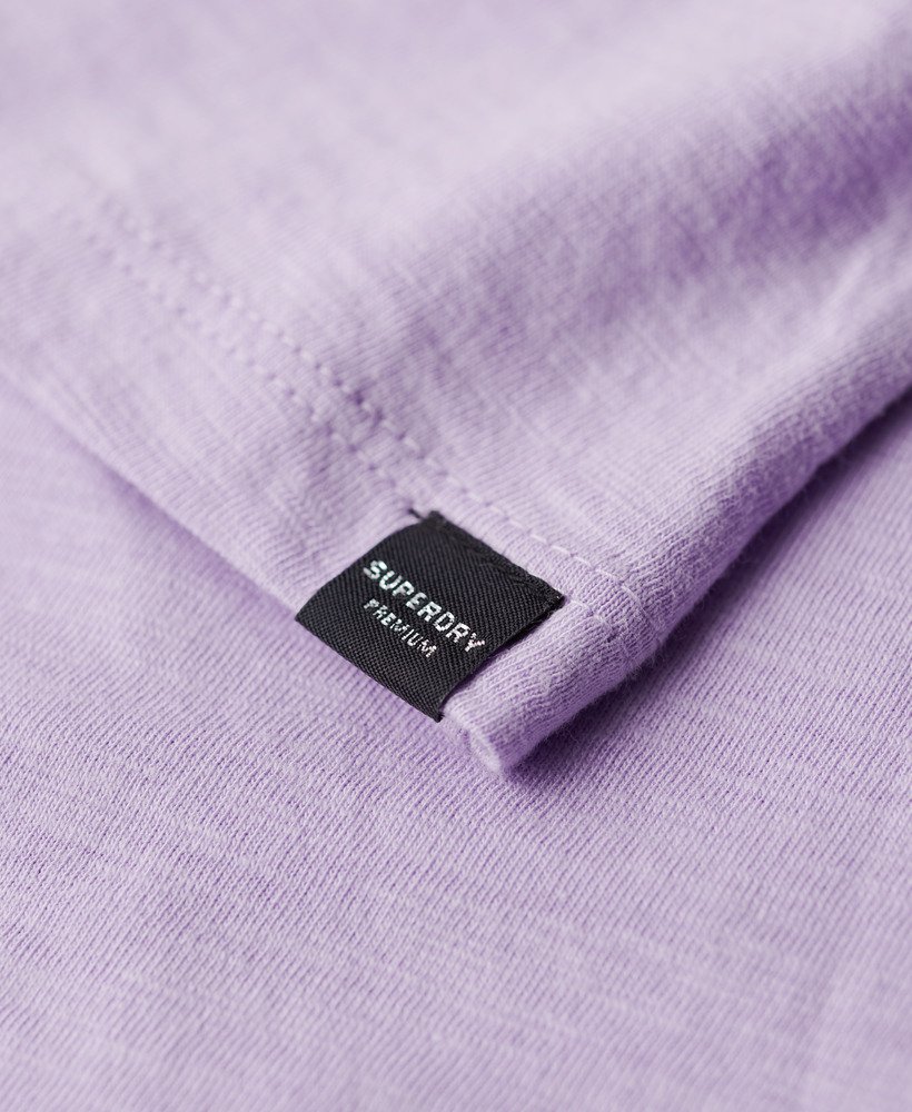 camiseta studios com decote redondo na cor lilás claro.