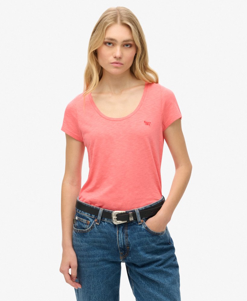 camiseta studios com decote redondo na cor sugar coral