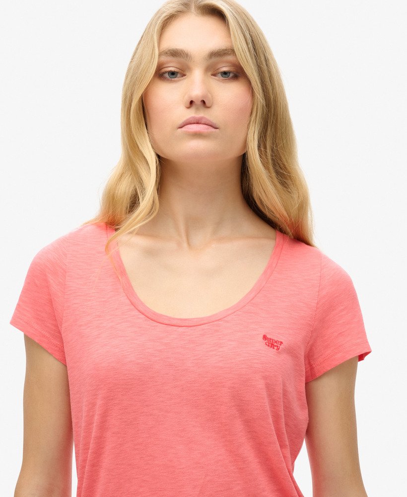 camiseta studios com decote redondo na cor sugar coral