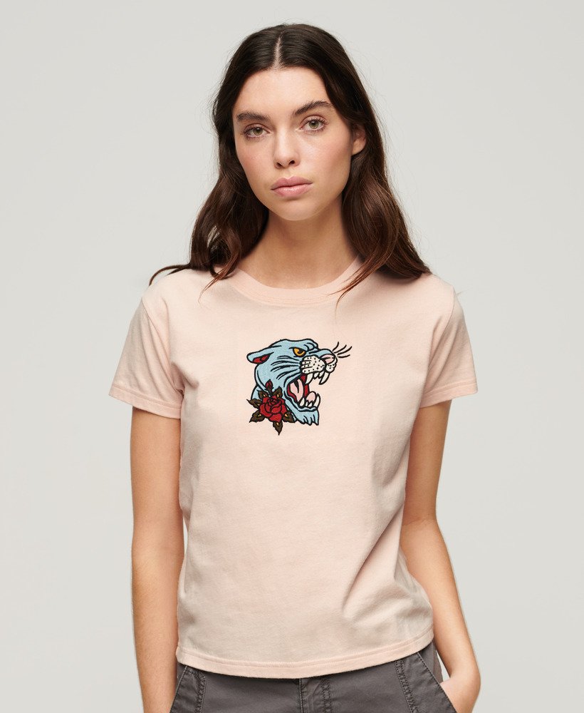 camiseta ajustada bordada com tatuagem na cor rosa pêssego.
