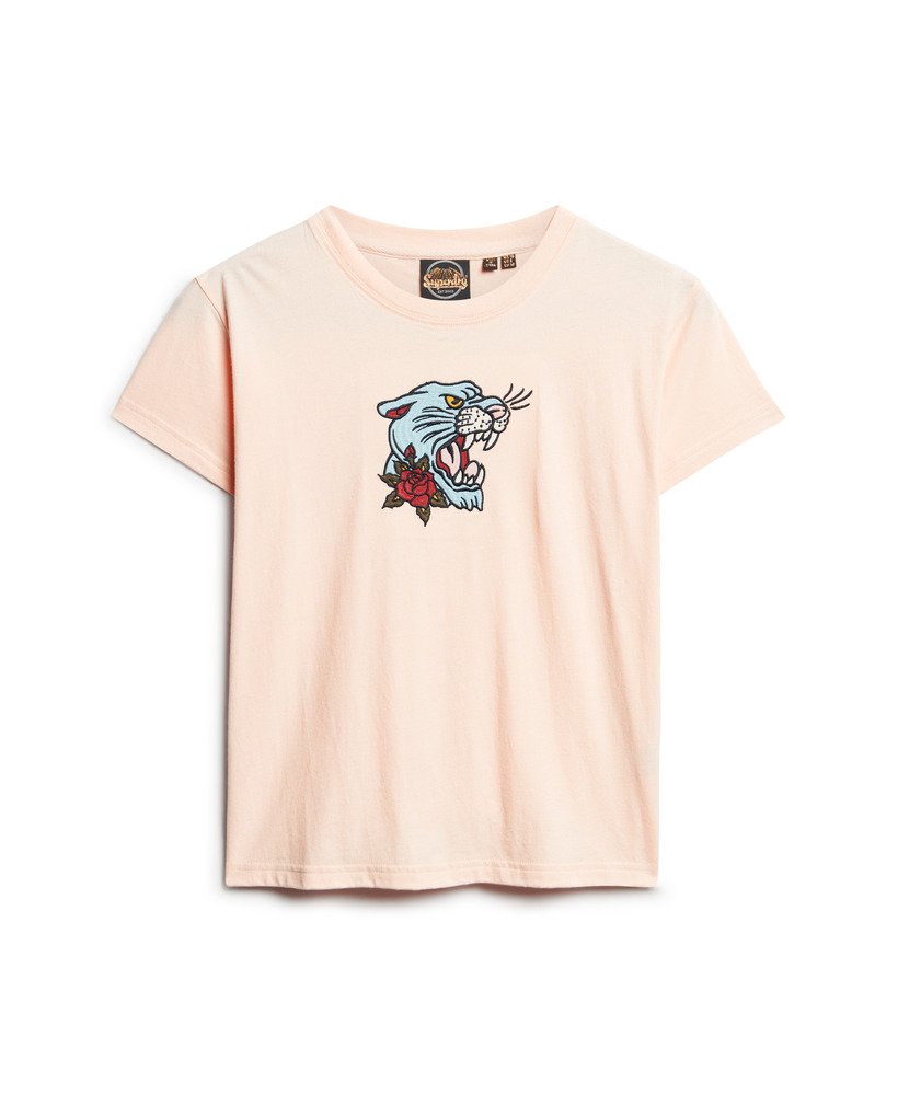 camiseta ajustada bordada com tatuagem na cor rosa pêssego.