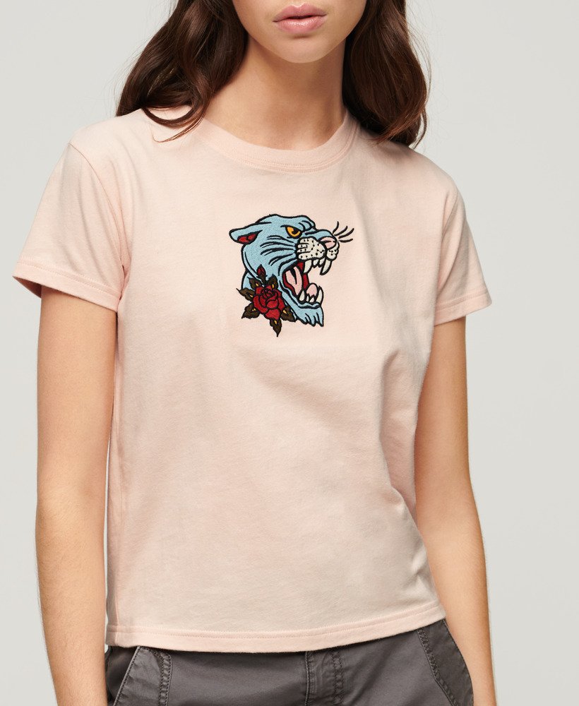camiseta ajustada bordada com tatuagem na cor rosa pêssego.