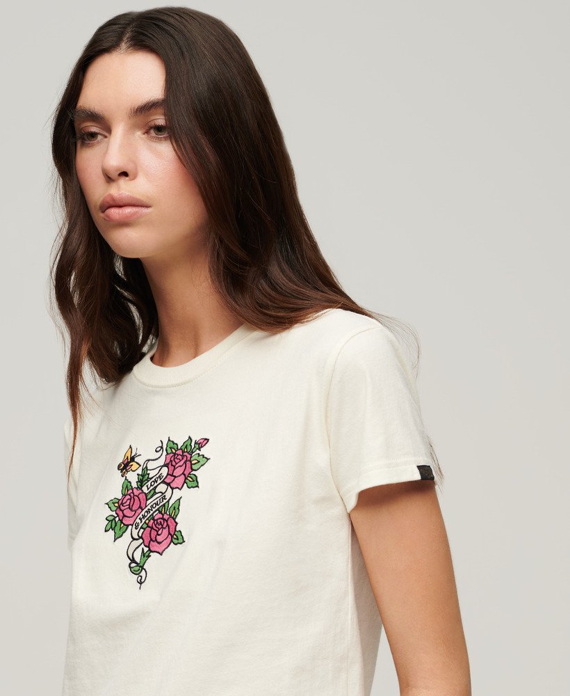 camiseta ajustada bordada com tatuagem na cor creme.