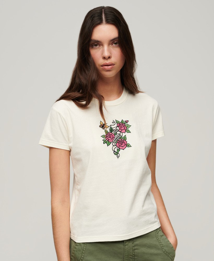 camiseta ajustada bordada com tatuagem na cor creme.
