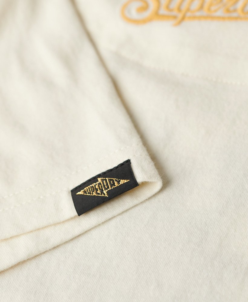 camiseta ajustada bordada com tatuagem na cor creme.