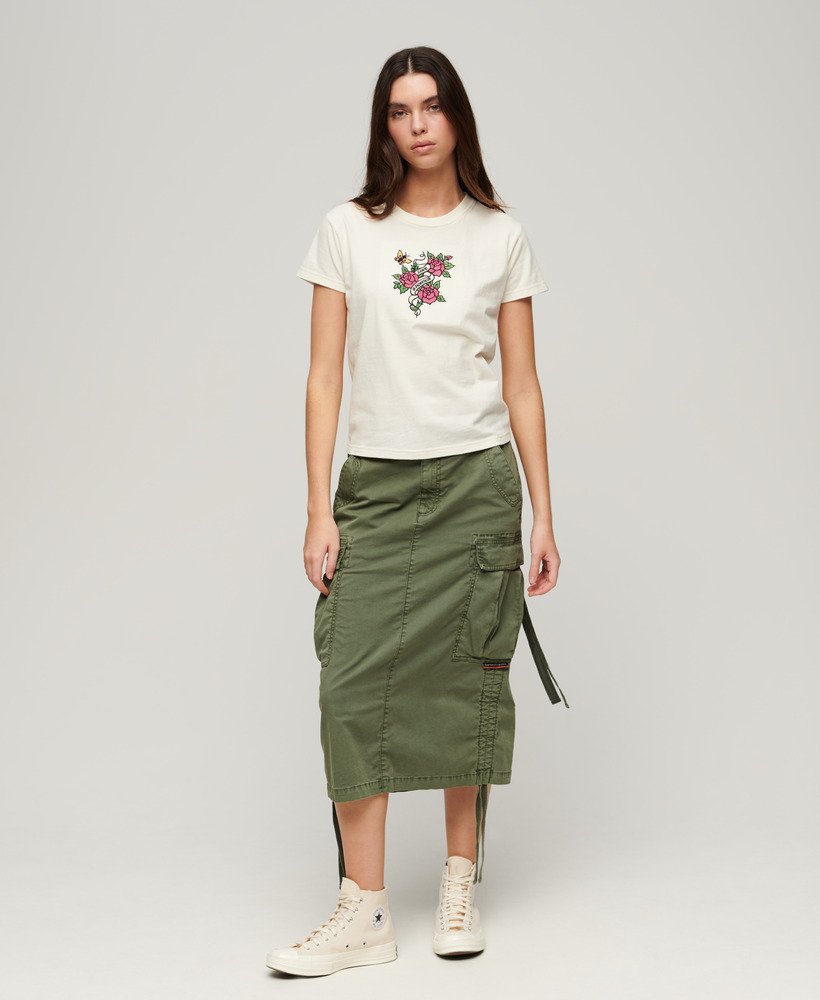 camiseta ajustada bordada com tatuagem na cor creme.