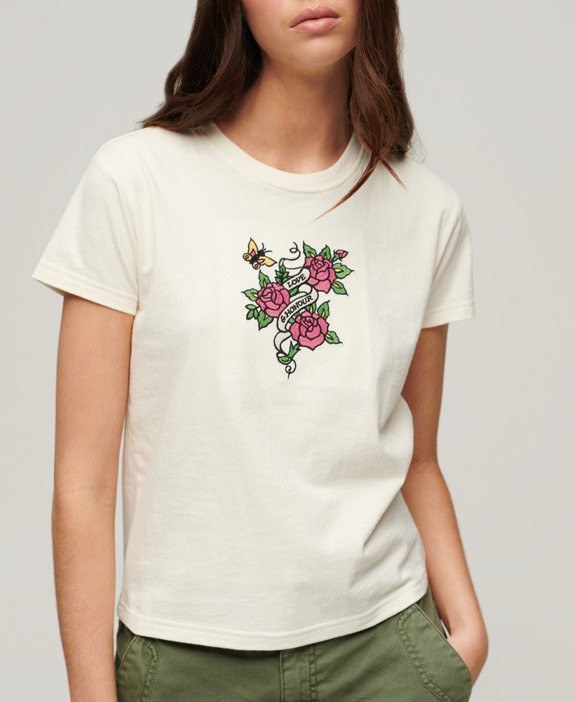 camiseta ajustada bordada com tatuagem na cor creme.