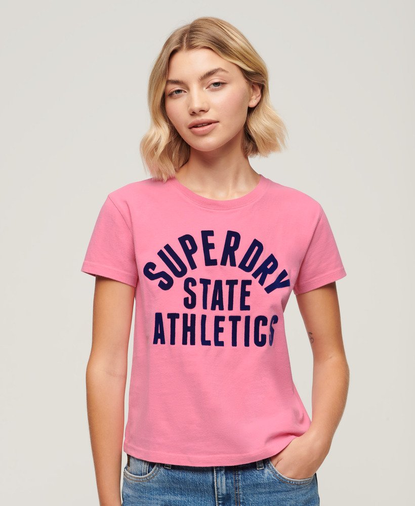 camiseta varsity flocked fitted na cor rosa fluor
