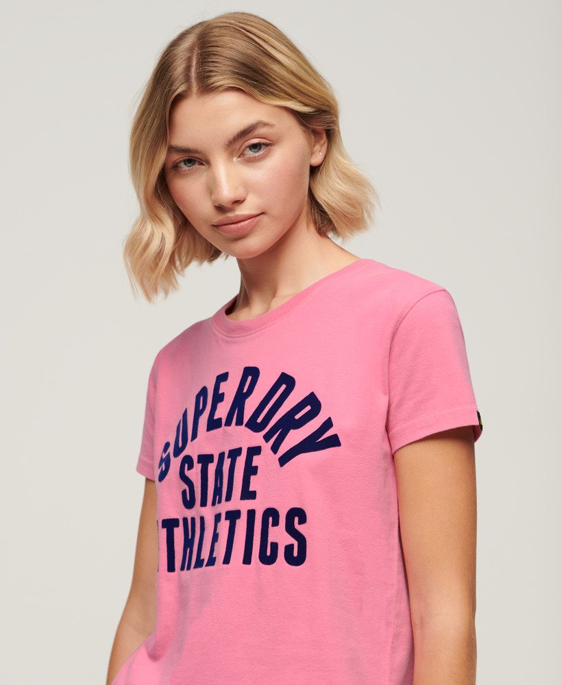 camiseta varsity flocked fitted na cor rosa fluor