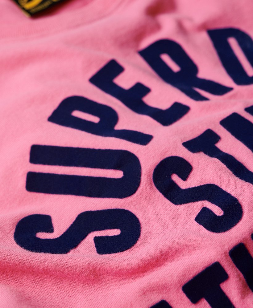 camiseta varsity flocked fitted na cor rosa fluor