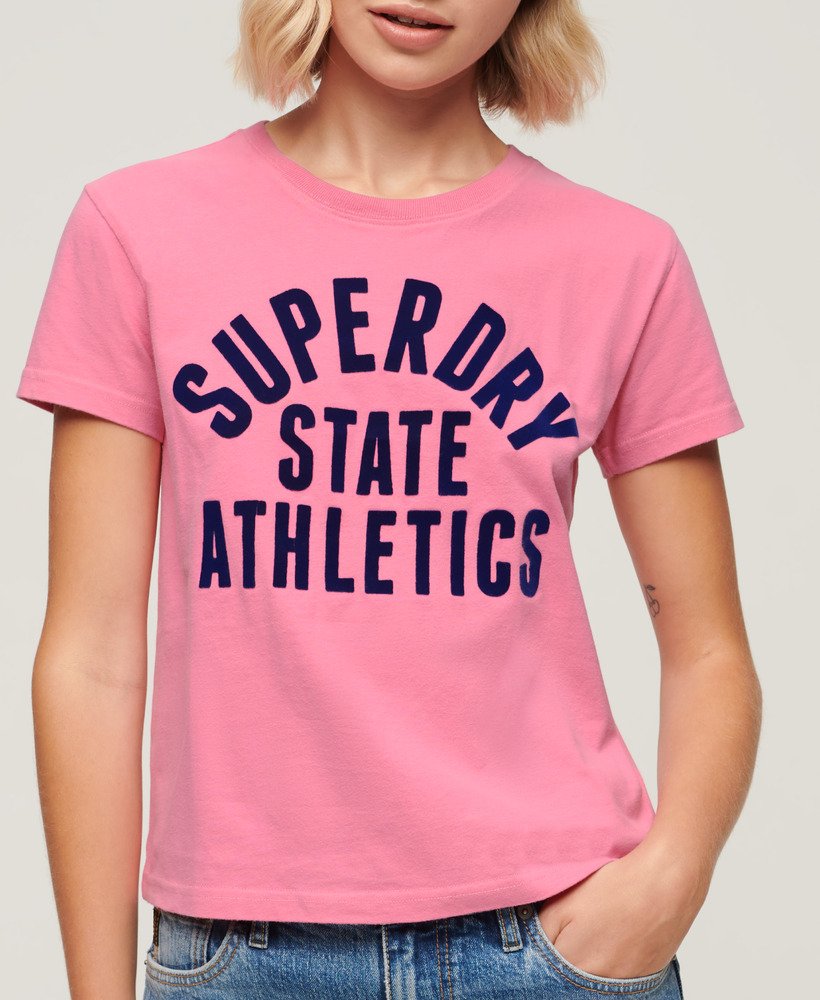 camiseta varsity flocked fitted na cor rosa fluor