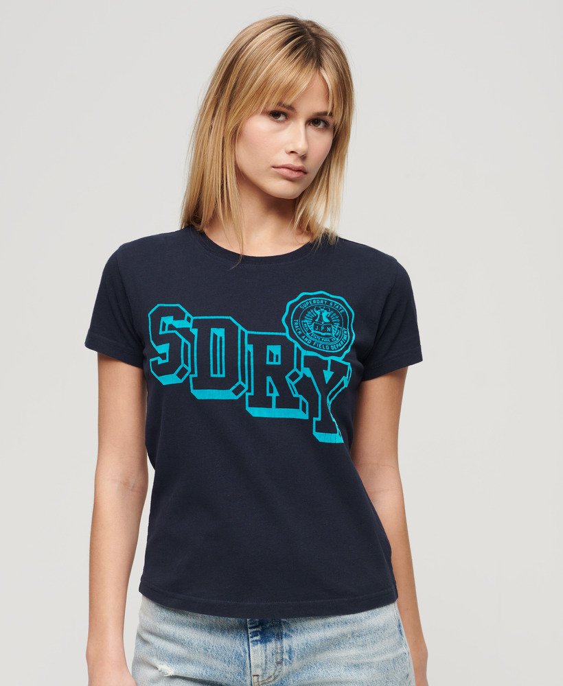 camiseta varsity flocked fitted na cor azul marinho escuro
