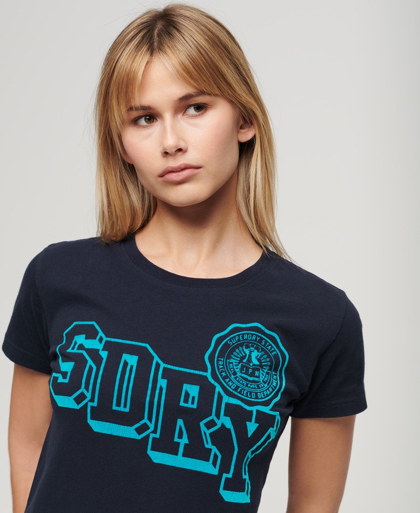 camiseta varsity flocked fitted na cor azul marinho escuro
