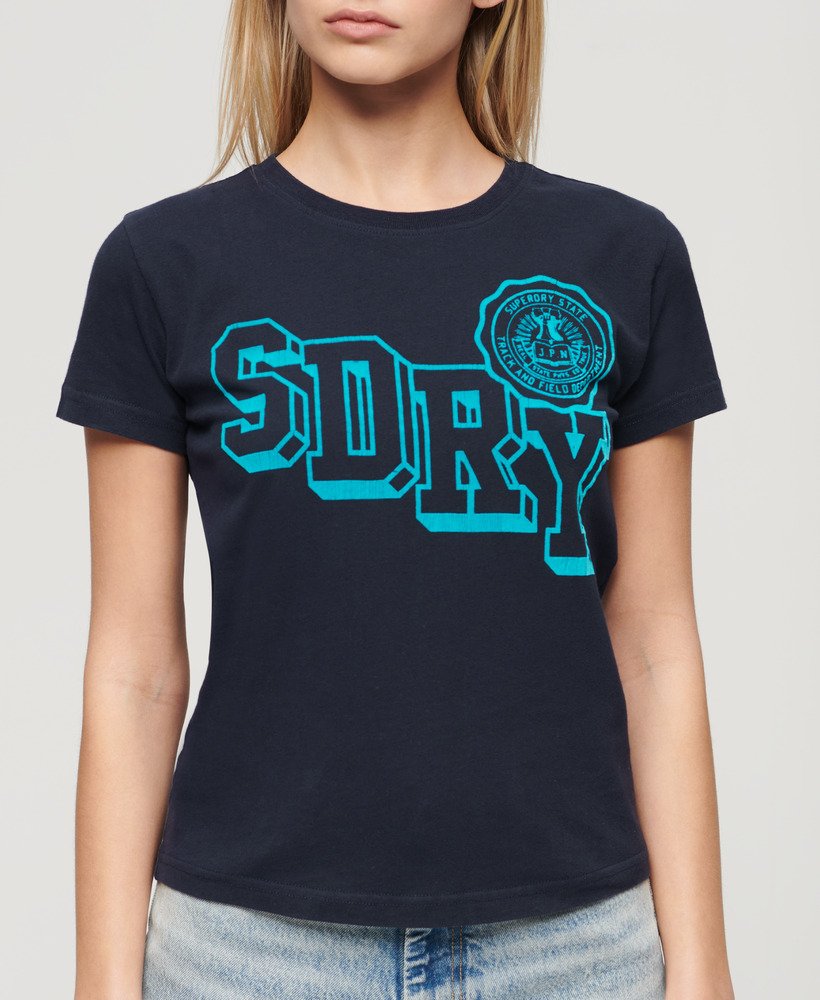 camiseta varsity flocked fitted na cor azul marinho escuro