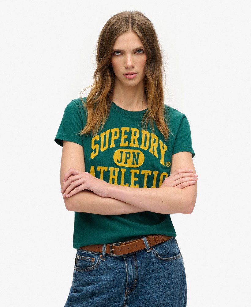 camiseta varsity flocked fitted na cor verde floresta escura
