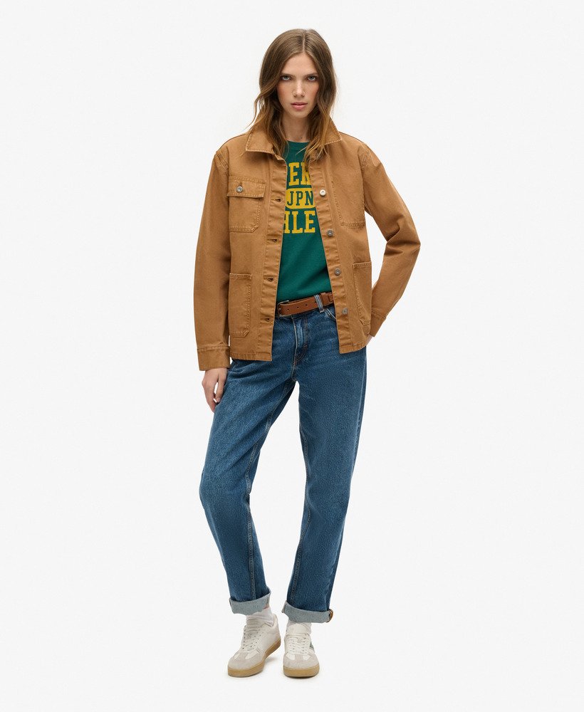 camiseta varsity flocked fitted na cor verde floresta escura