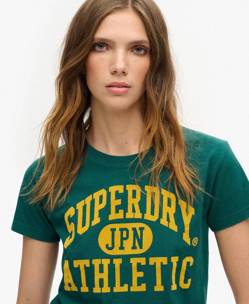 camiseta varsity flocked fitted na cor verde floresta escura