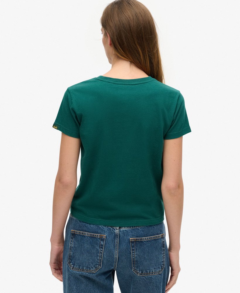 camiseta varsity flocked fitted na cor verde floresta escura