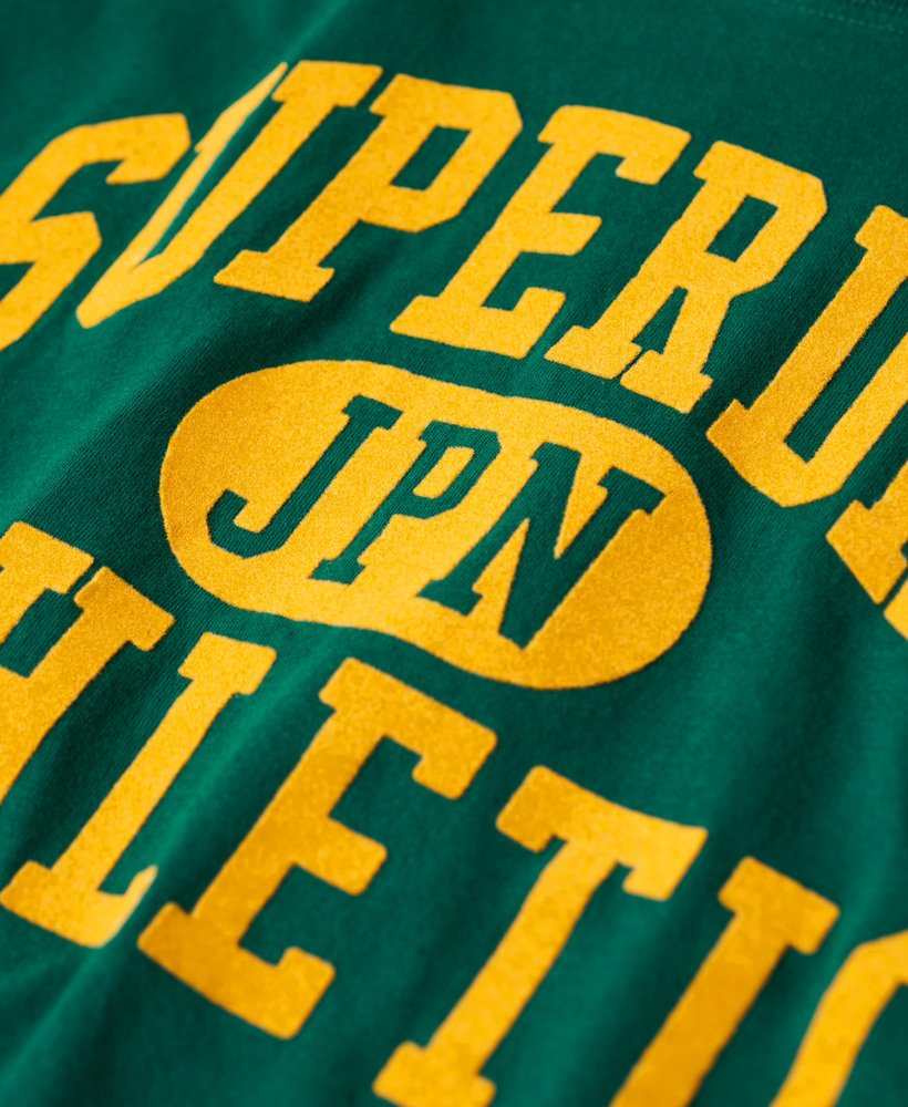 camiseta varsity flocked fitted na cor verde floresta escura