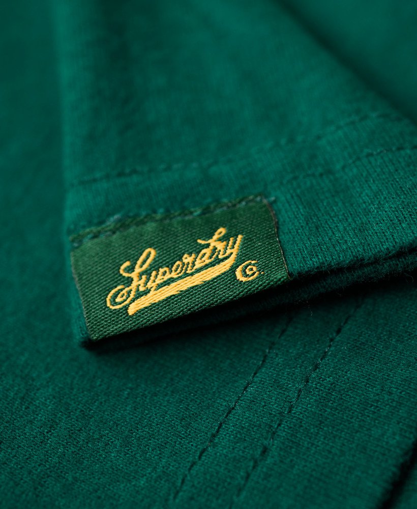 camiseta varsity flocked fitted na cor verde floresta escura