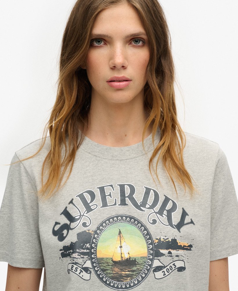 camiseta de viagem estilo lembrança modelagem relaxada na cor bege mesclado pedra-pomes.