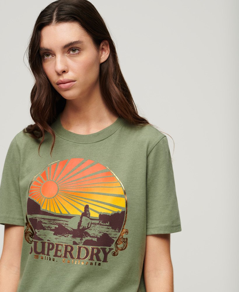 camiseta de viagem estilo lembrança modelo relaxado na cor verde-tomilho mesclado.
