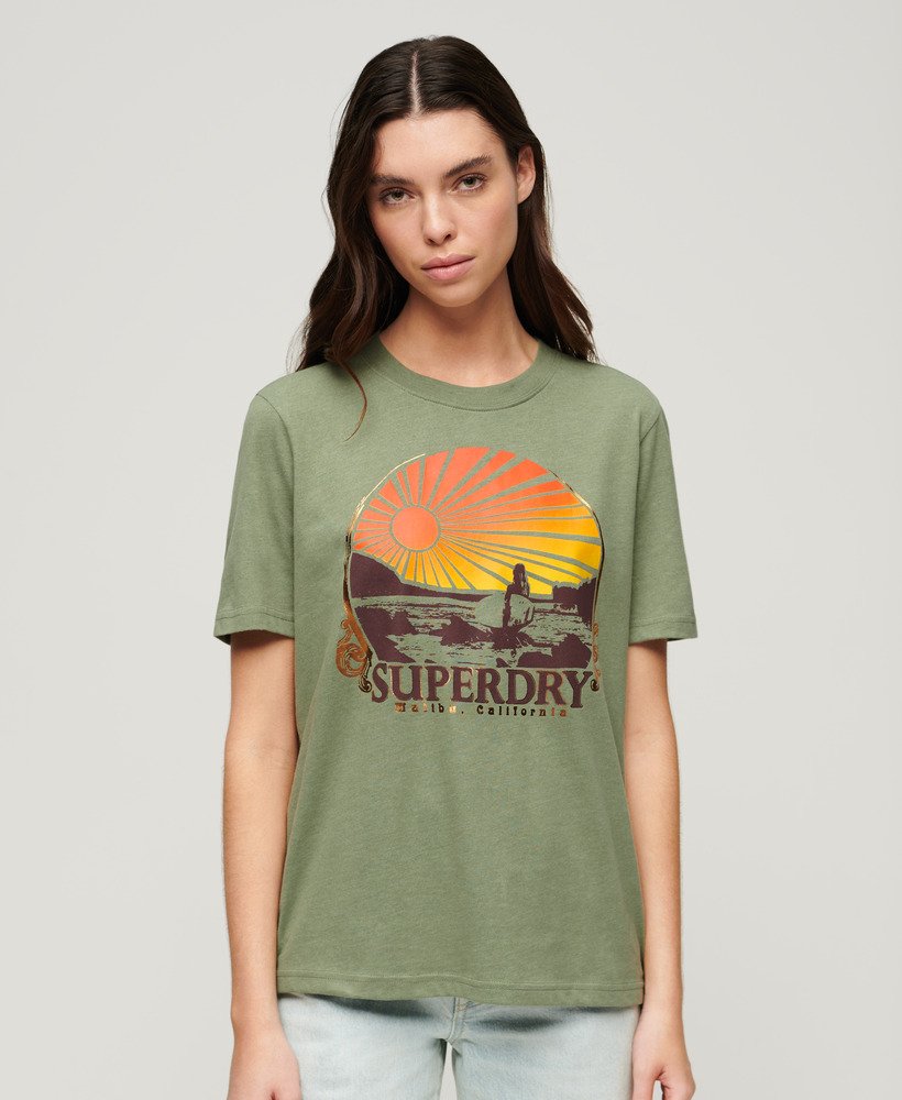 camiseta de viagem estilo lembrança modelo relaxado na cor verde-tomilho mesclado.