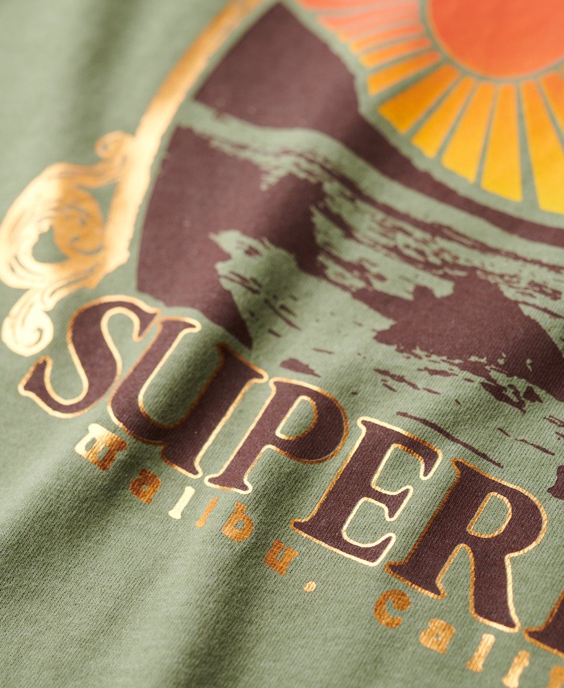 camiseta de viagem estilo lembrança modelo relaxado na cor verde-tomilho mesclado.