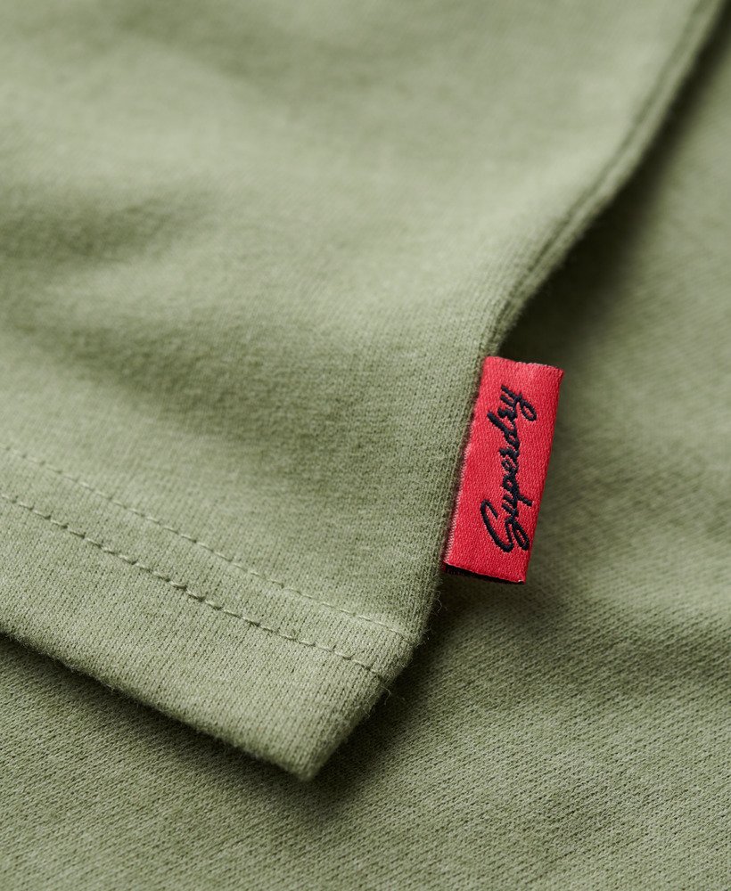 camiseta de viagem estilo lembrança modelo relaxado na cor verde-tomilho mesclado.