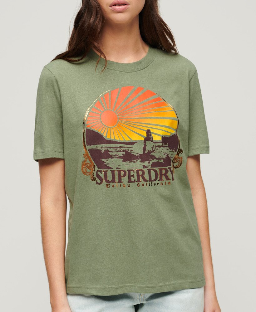 camiseta de viagem estilo lembrança modelo relaxado na cor verde-tomilho mesclado.