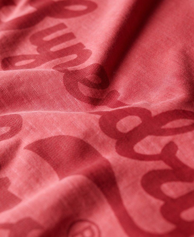 camiseta relaxed com estampa de beijos em coral slub