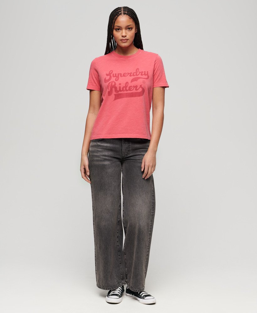 camiseta relaxed com estampa de beijos em coral slub