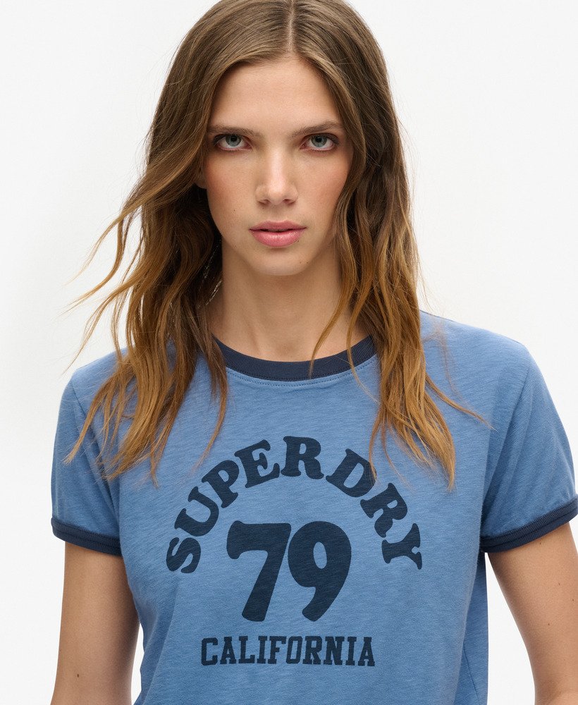 camiseta athletic essentials beach graphic ringer na cor azul wedgewood