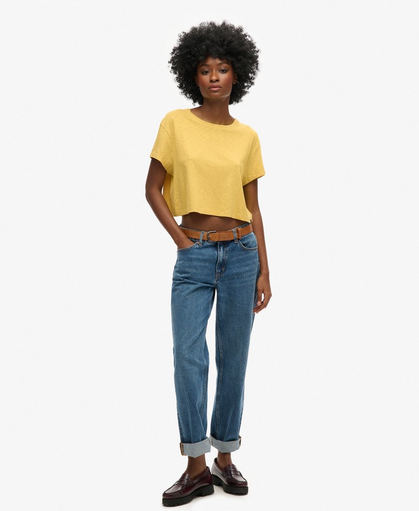 camiseta cropped folgada na cor amarelo sauterne