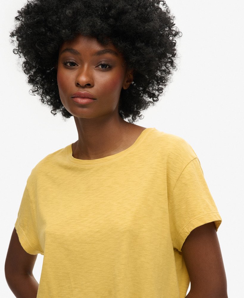 camiseta cropped folgada na cor amarelo sauterne