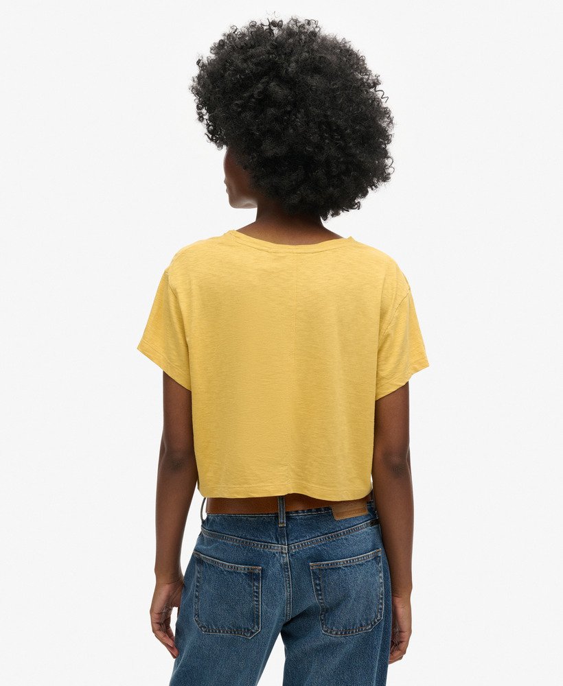 camiseta cropped folgada na cor amarelo sauterne