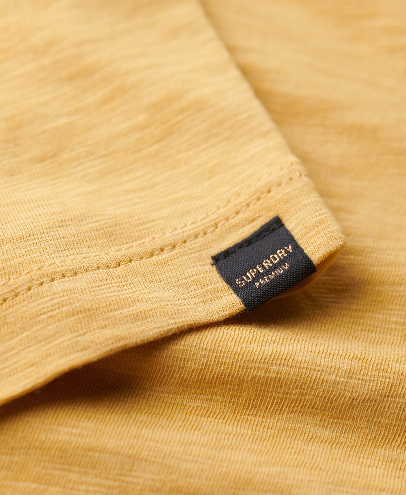 camiseta cropped folgada na cor amarelo sauterne