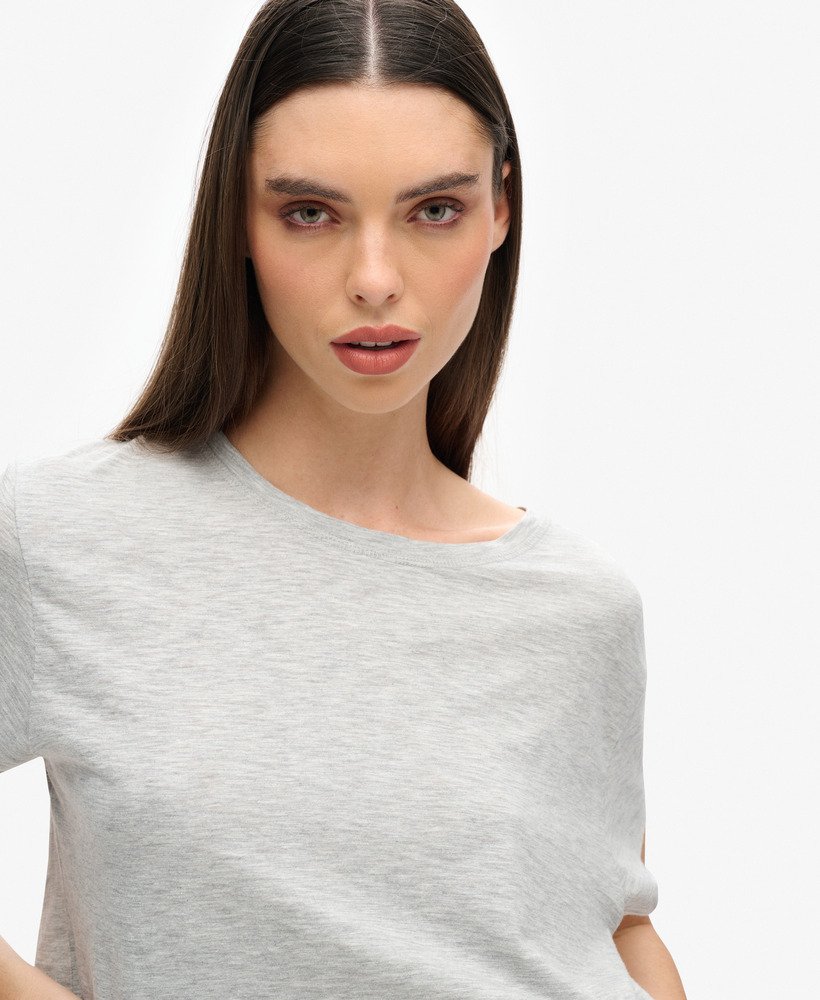 camiseta cropped folgada na cor cinza mesclado pimenta