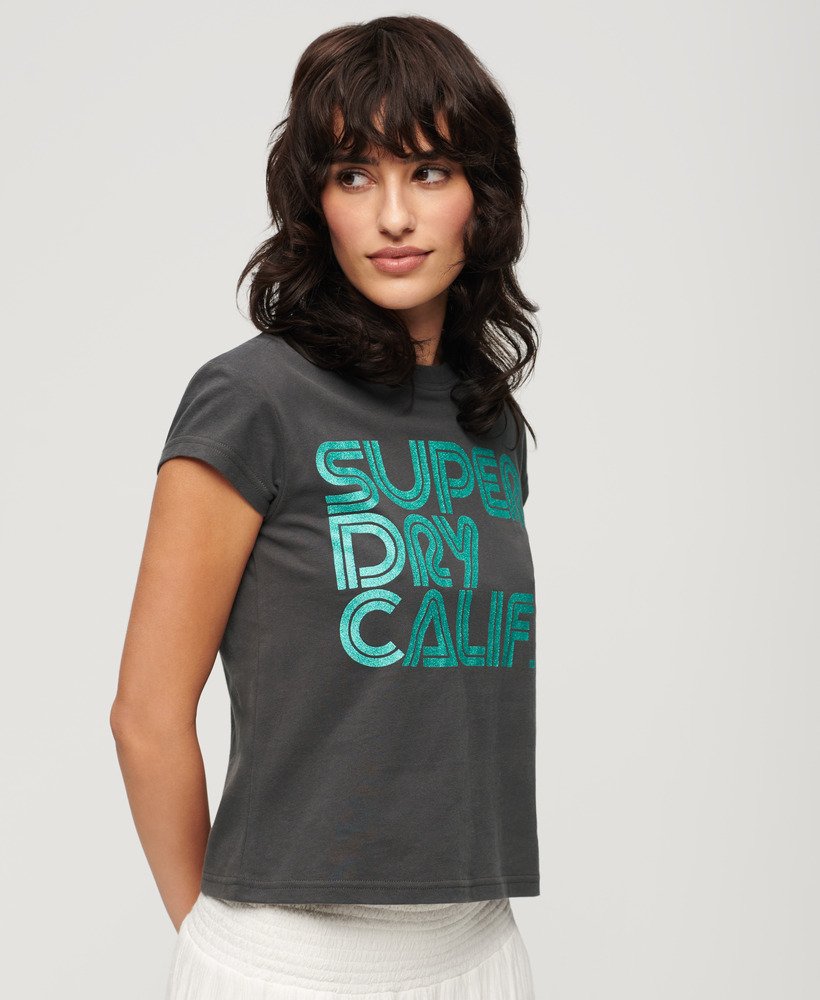 camiseta retrô com logo brilhante na cor preta vintage.