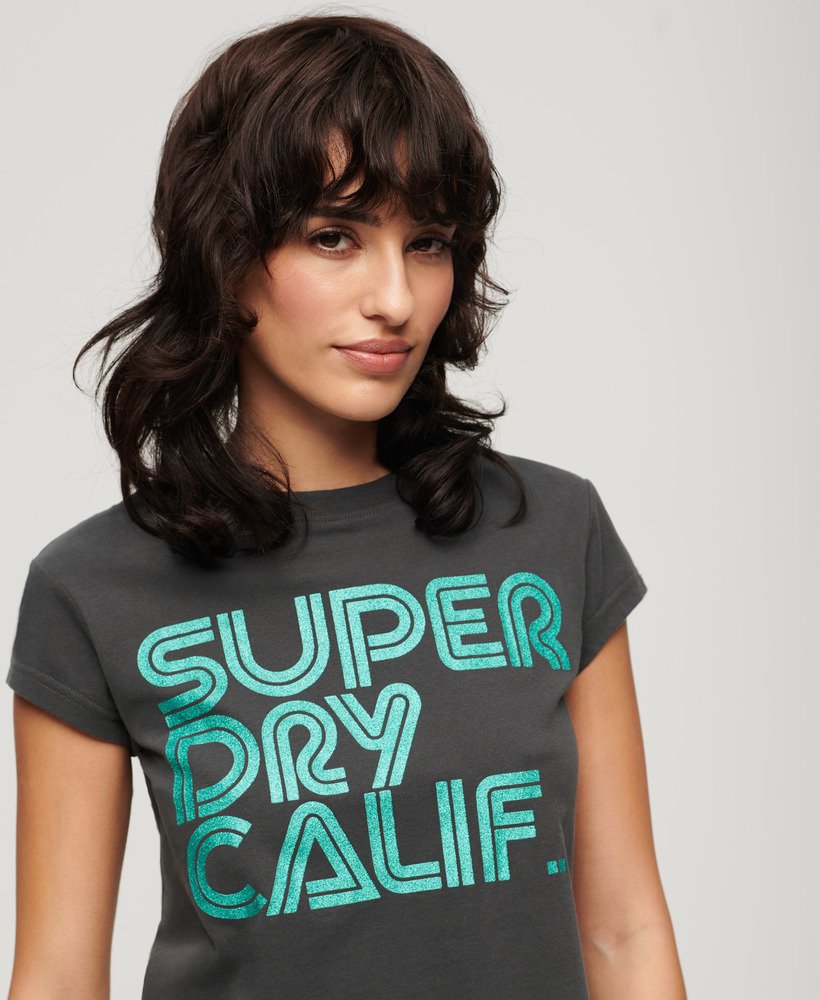 camiseta retrô com logo brilhante na cor preta vintage.