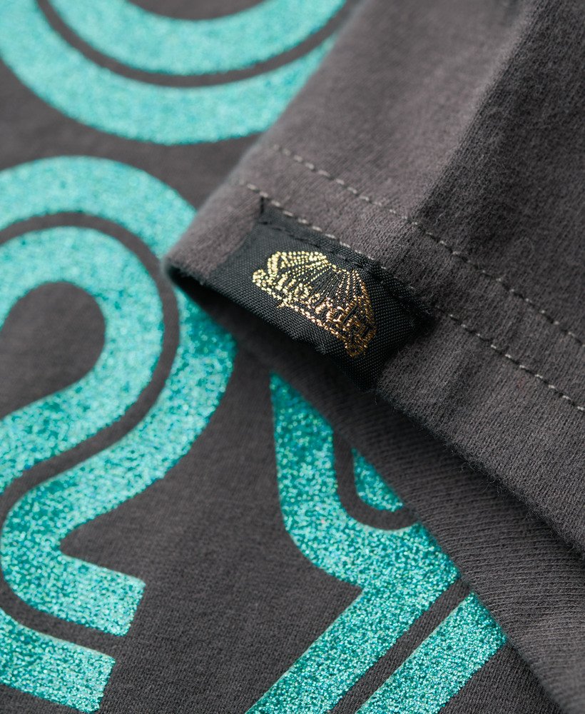 camiseta retrô com logo brilhante na cor preta vintage.