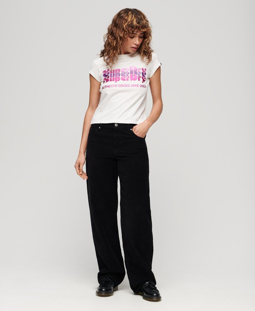 camiseta retrô com logo brilhante na cor cru
