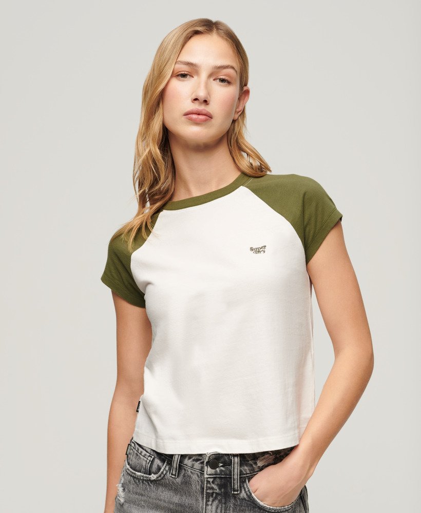 camiseta raglan essential logo em algodão orgânico nas cores verde-oliva cÁquibranco sujo