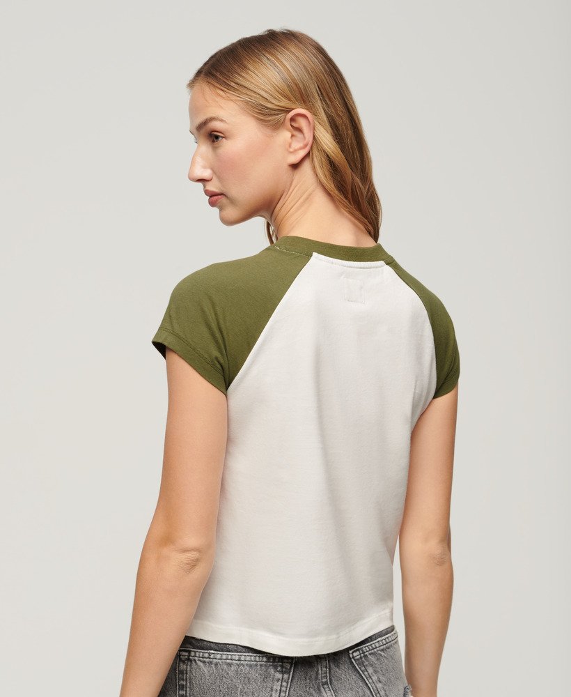 camiseta raglan essential logo em algodão orgânico nas cores verde-oliva cÁquibranco sujo