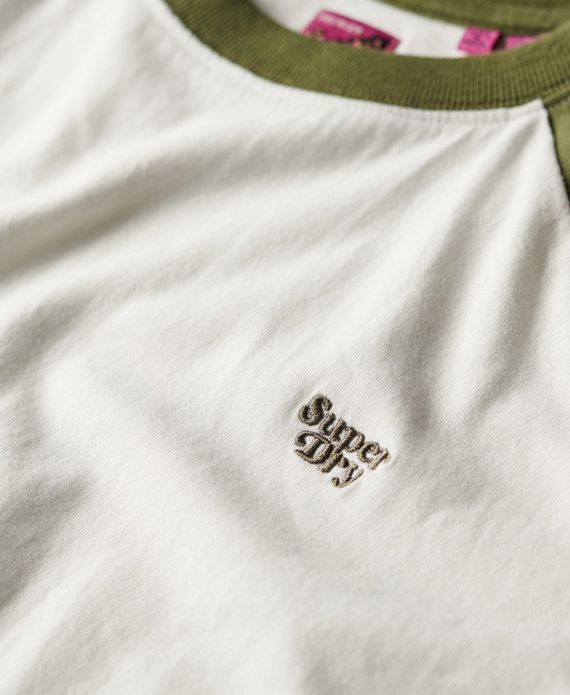 camiseta raglan essential logo em algodão orgânico nas cores verde-oliva cÁquibranco sujo