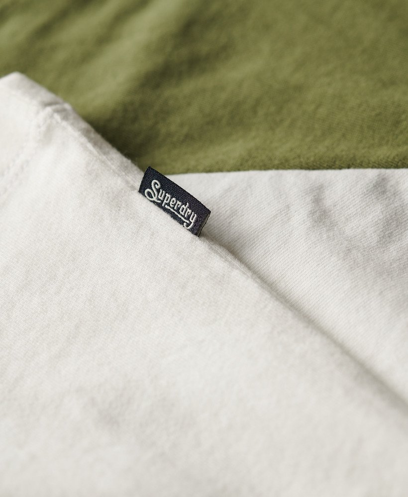 camiseta raglan essential logo em algodão orgânico nas cores verde-oliva cÁquibranco sujo