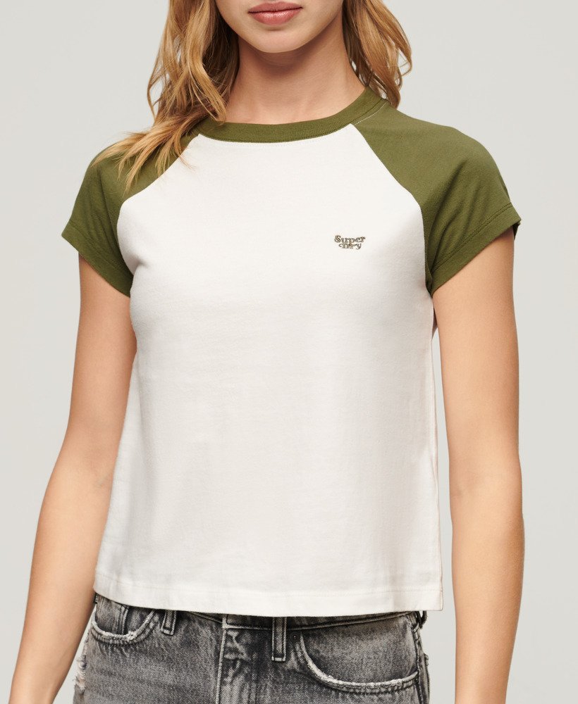 camiseta raglan essential logo em algodão orgânico nas cores verde-oliva cÁquibranco sujo