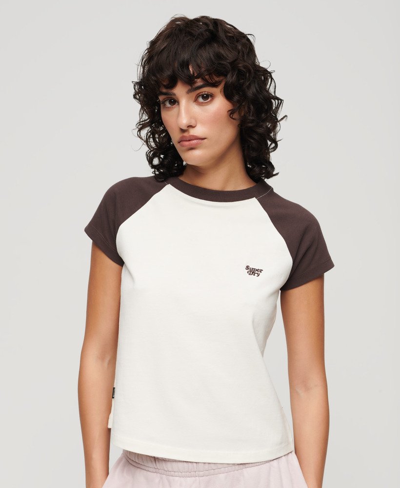 camiseta raglan essential logo em algodão orgânico nas cores marrom escurobranco sujo